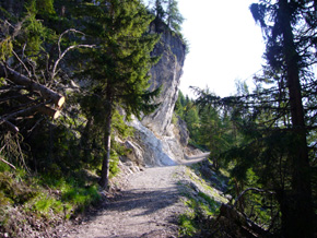 Sentiero scavato nella roccia