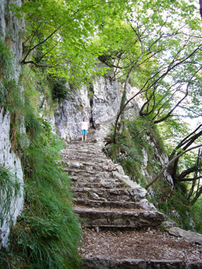 La scalinata sulla roccia