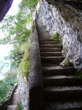 La scalinata sulla roccia