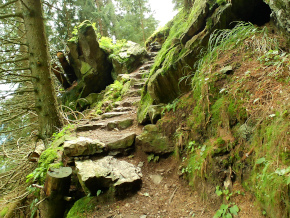 Molti gli scalini in pietra